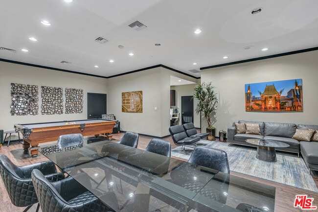 Building Photo - 7135 Hollywood Blvd