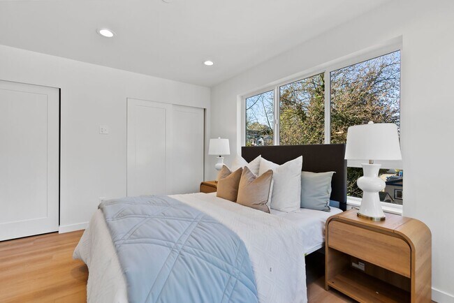 Building Photo - Modern Elegance in the Heart of Wallingford