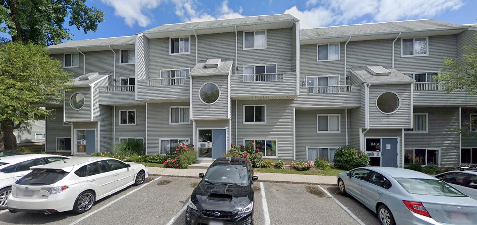 Building Photo - 142 North Beacon St