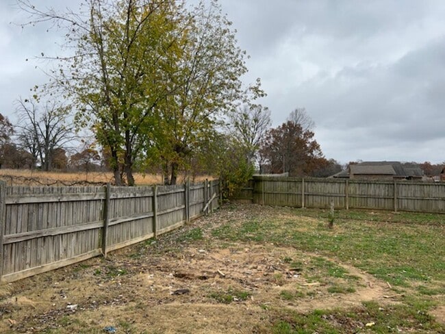 Building Photo - 4 bed 1.5 bath house