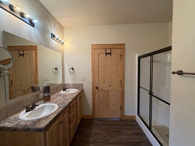 Building Photo - 348 La Escena Dr