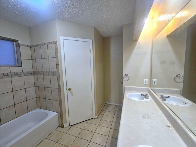Building Photo - 6402 Barrygate Dr