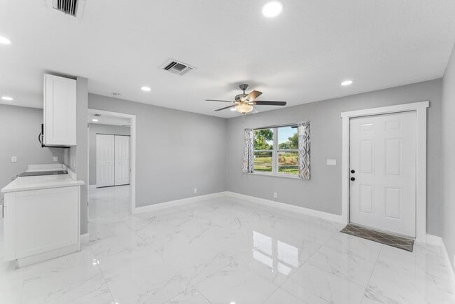 Building Photo - 3910 N 147 Ave