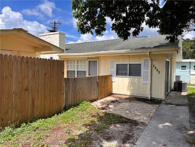 Primary Photo - 2002 Sugrue Ave