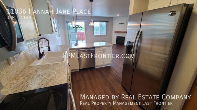Building Photo - Modern and Stylish Eagle River Townhome