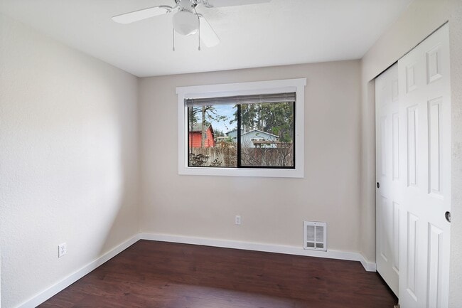 Building Photo - 3 Bed 2 Bath - Pet Friendly - NAS Whidbey