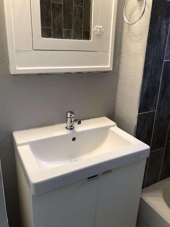 Building Photo - 1312 8th St