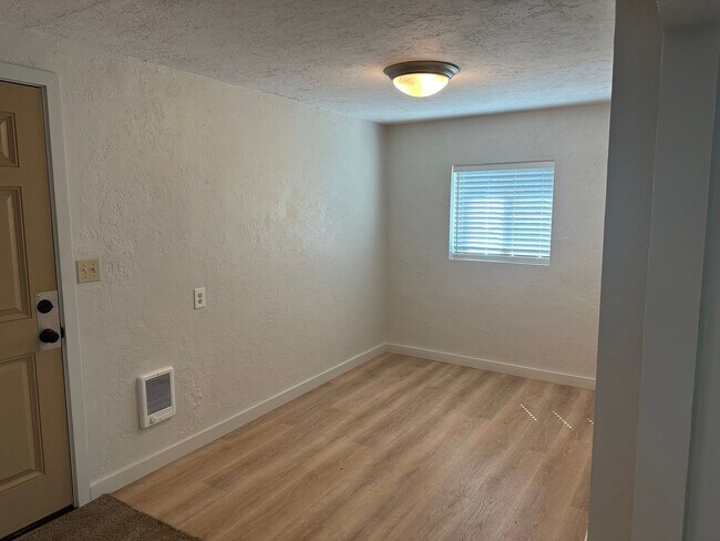 Building Photo - Updated 2 bedroom 2 bath house with a deta...
