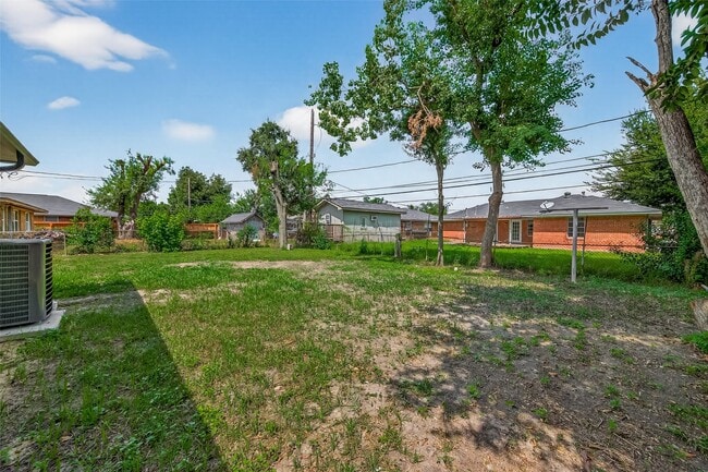 Building Photo - 627 Edgebrook Dr