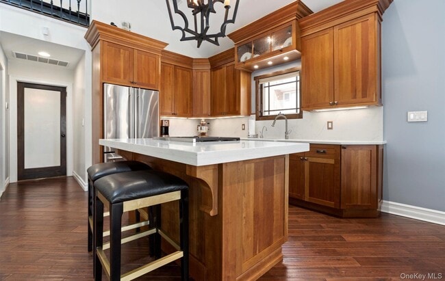 Building Photo - 847 E Broadway