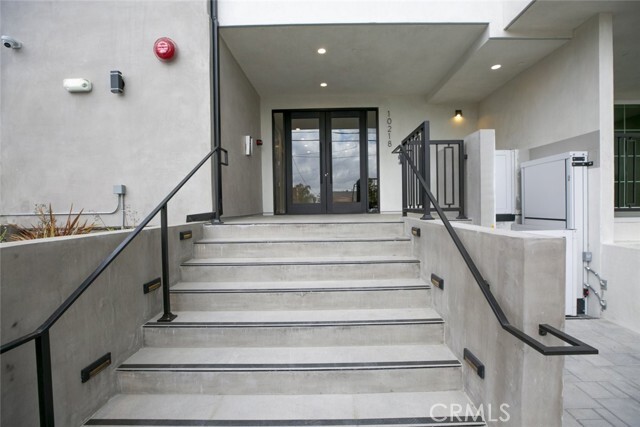 Building Photo - 10218 Fernglen Ave