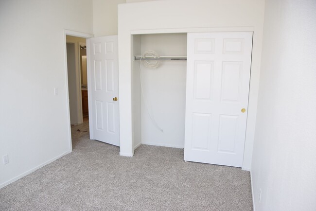 Building Photo - BEAUTIFUL 4 BEDROOM, 2 BATH SINGLE-STORY H...