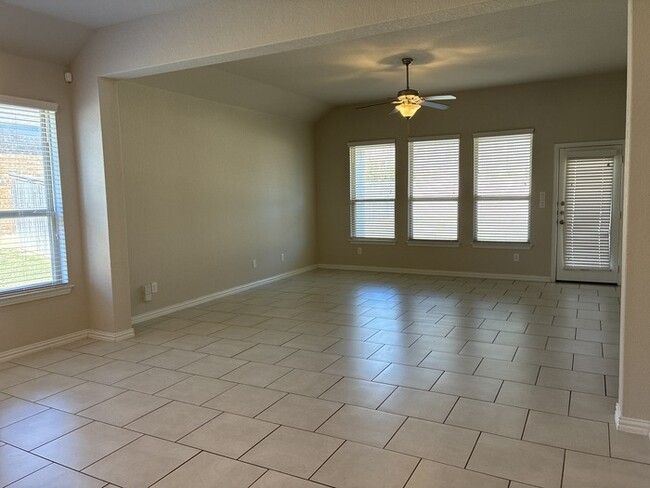 Building Photo - 4BR/3BA House • In-Unit W/D • Attached Garage  • Backyard in San Antonio