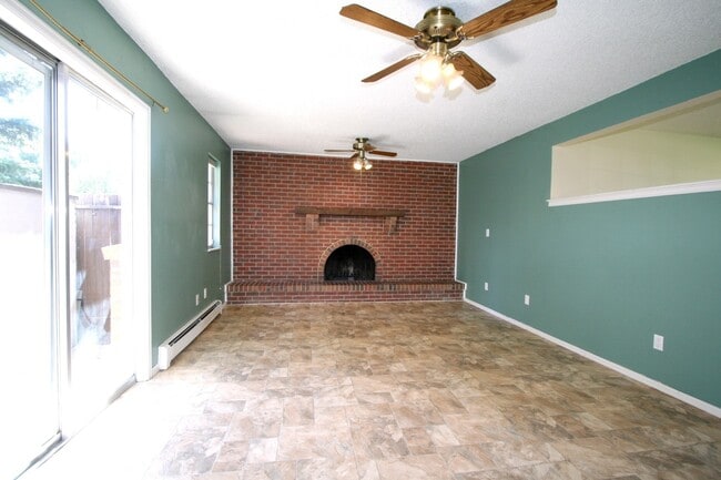 Building Photo - 3 Bedroom condo in quiet community!