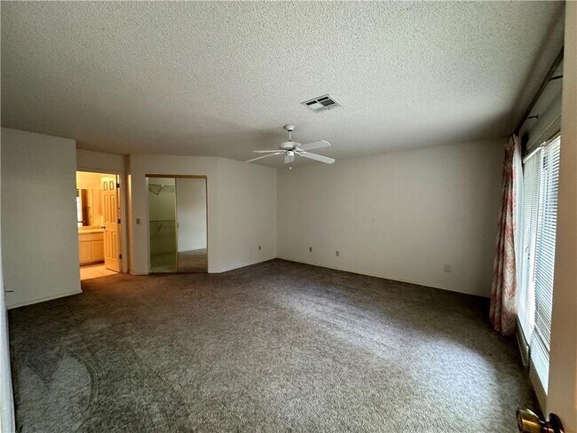 Building Photo - 8 Teresa Dr