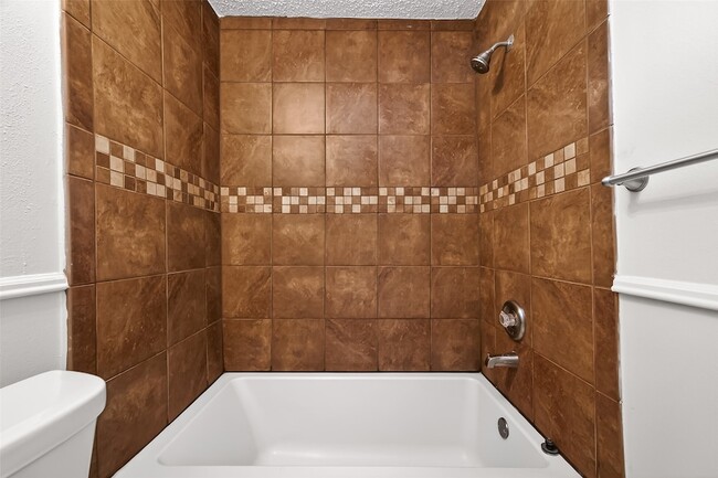 Building Photo - 10602 Longmont Dr