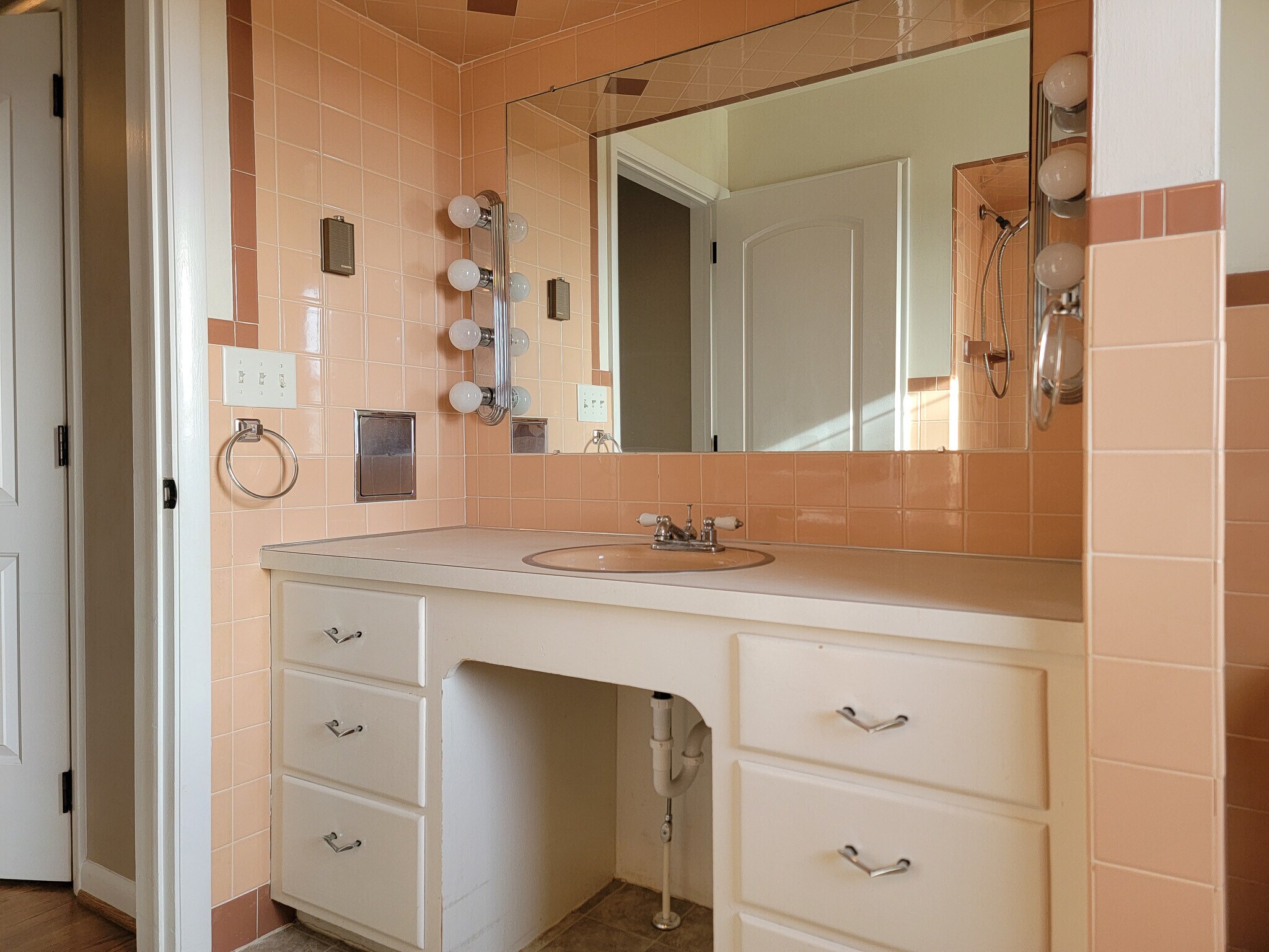 Building Photo - 502 W Newport Rd