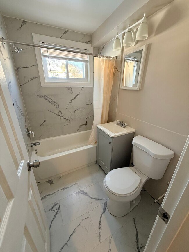 Building Photo - 2Bedroom apt for rent