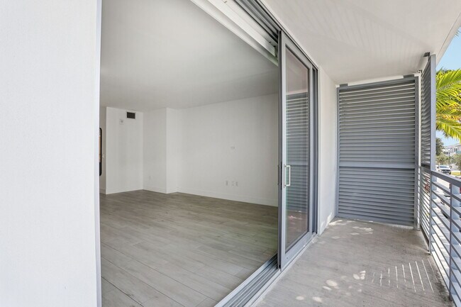 Building Photo - 111 SE 1st Ave