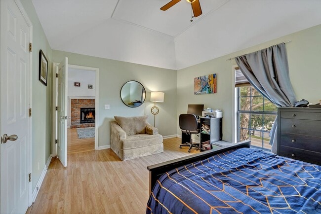 Building Photo - ***Half off September Rent with signed lea...