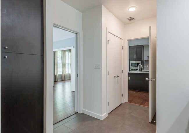 Building Photo - 2323 N Houston-11171