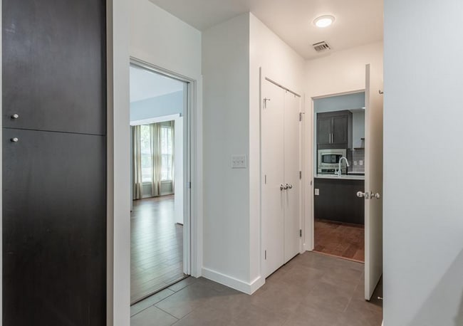 Building Photo - 2323 N Houston-180.26