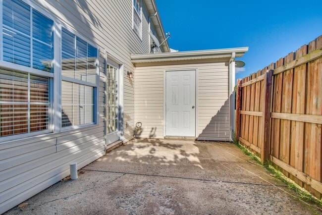 Building Photo - *END UNIT* 2 Bed, 2.5 Bath Townhome in The Cottages at Indian Park