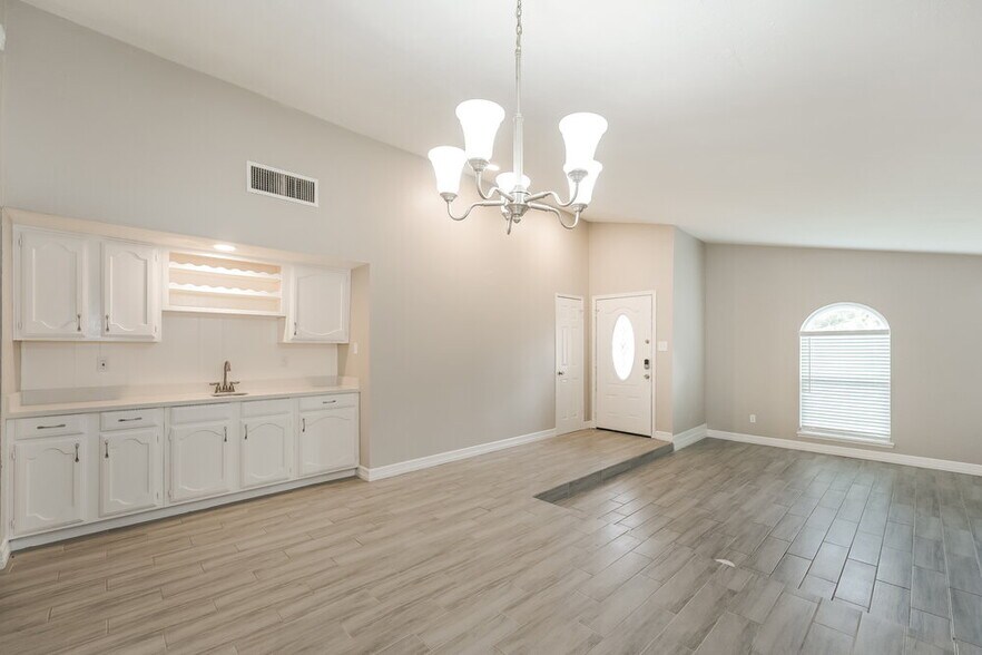 Building Photo - 15411 La Loma Dr