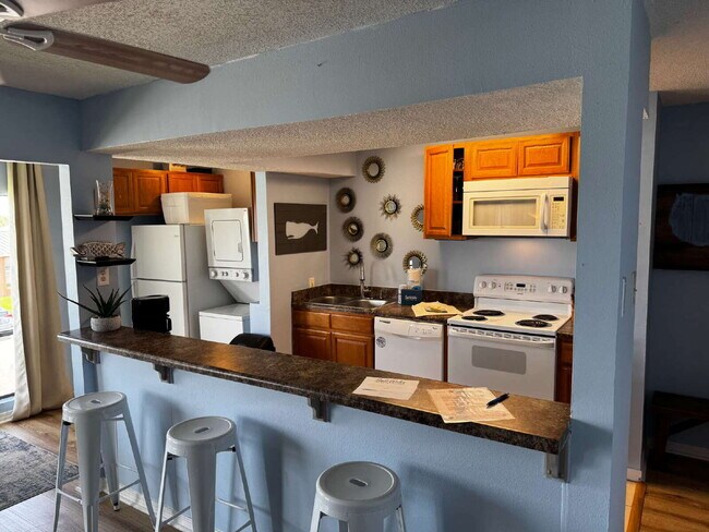 Building Photo - Move-in Special- $200.00 Off First Months Rent