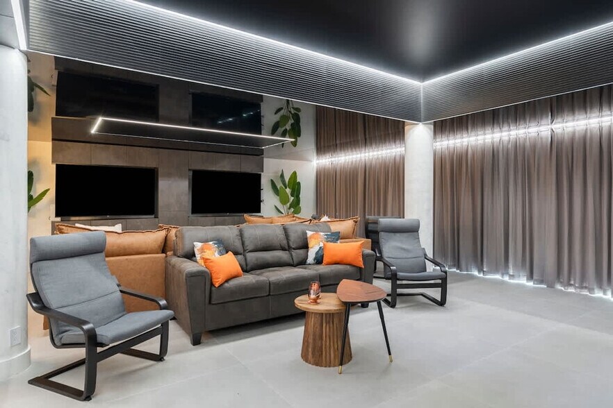 Building Photo - 8743 Thomas Dr