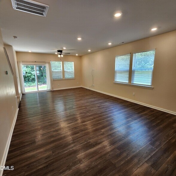 Building Photo - 3000 Spline Cir