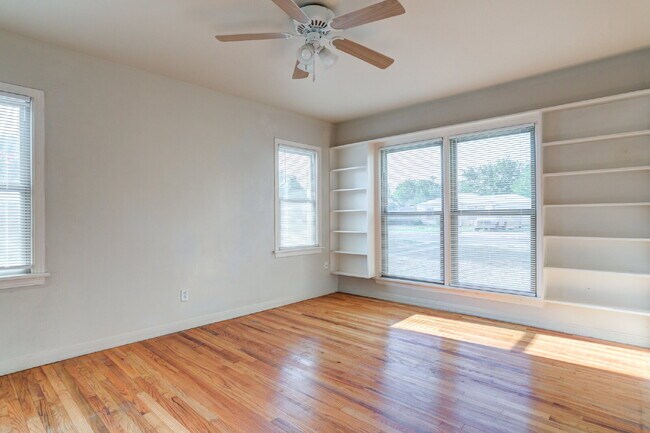 Building Photo - Pre-lease 2026! Corner lot house with Large bedrooms