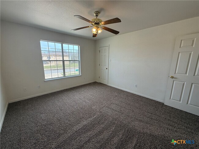 Building Photo - 705 S Amy Ln