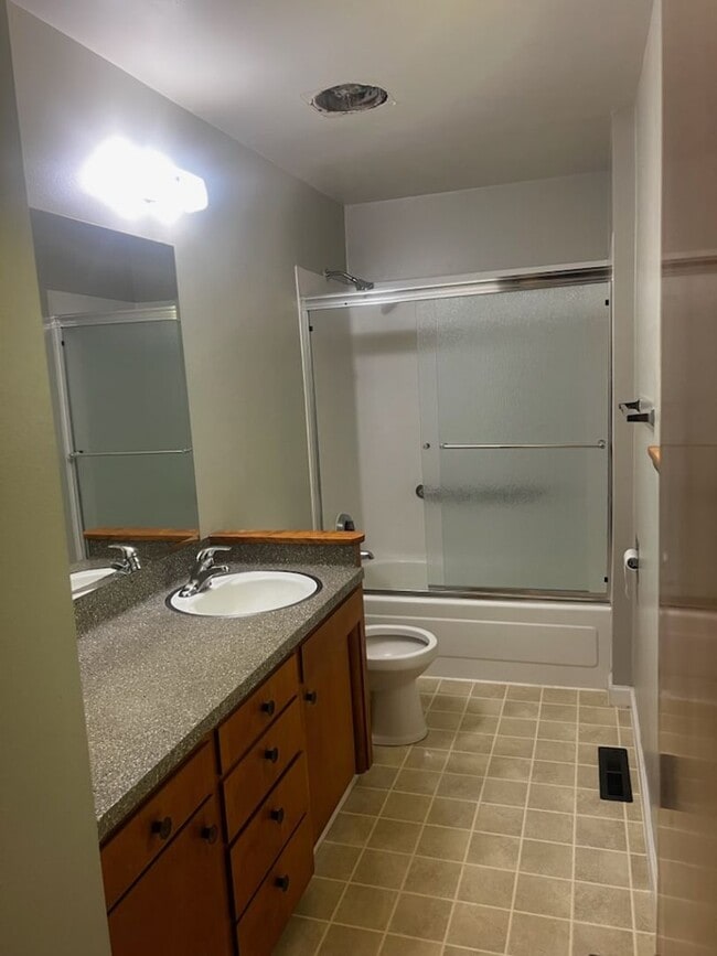 Building Photo - Lovely Lakewood single level 3 Bedroom 2 f...