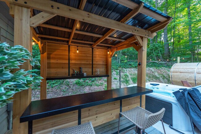 Building Photo - 41 Little Forest Dr