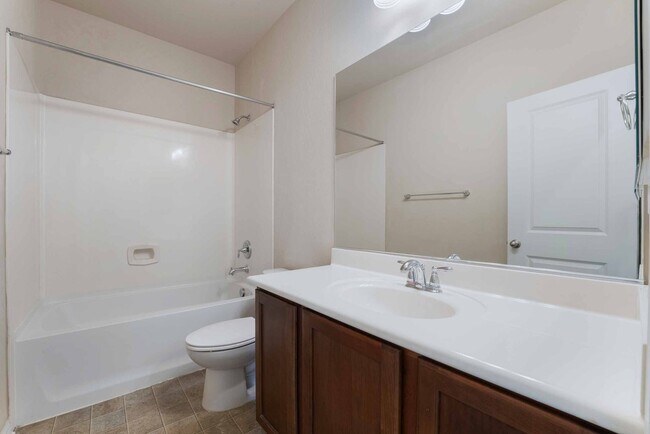 Building Photo - Spacious Modern Home!