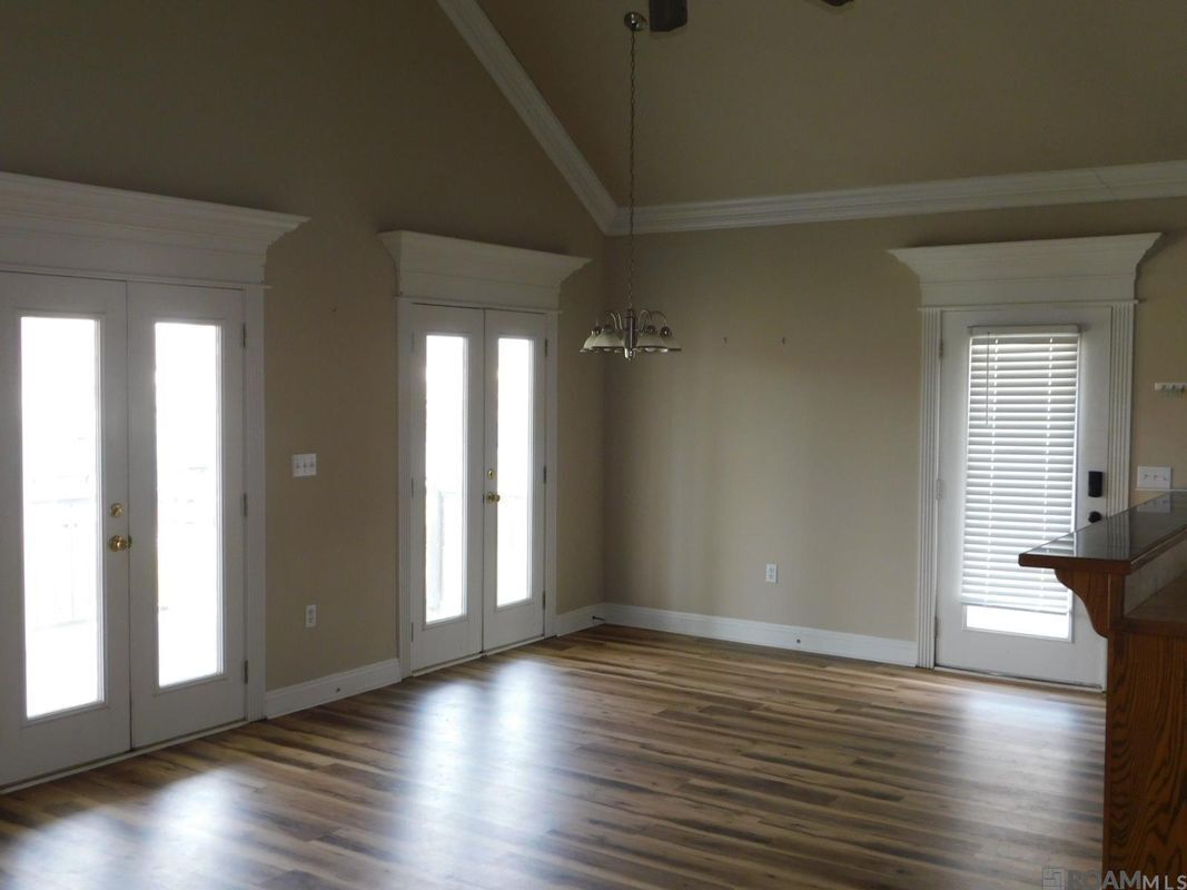 Building Photo - 11182 River Highlands Dr