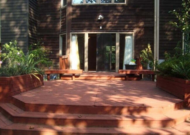Building Photo - Newly Renovated 3 Level Townhome!