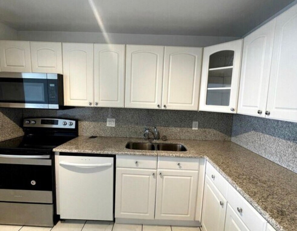 Building Photo - 13499 Biscayne Blvd