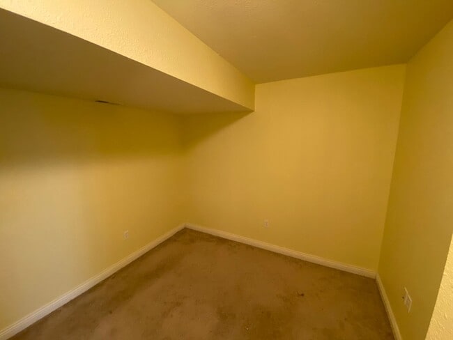 Building Photo - 121 Kale Ct