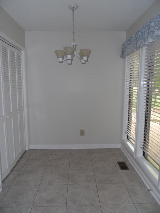 Building Photo - 4100 Five Oaks Dr