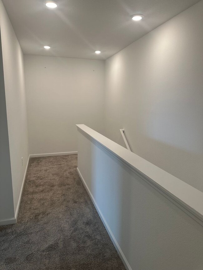 Building Photo - Champions Pointe 3 bed 2.5 bath Town home ...