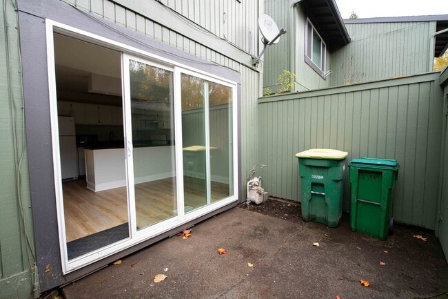 Building Photo - Charming 3 Bed 1.5 Bath Townhome in Wood Village!