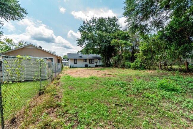 Building Photo - $1500 - 3 bed/1 bath house in Central Aven...
