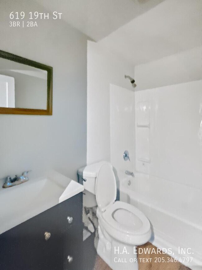 Building Photo - 619 19th St