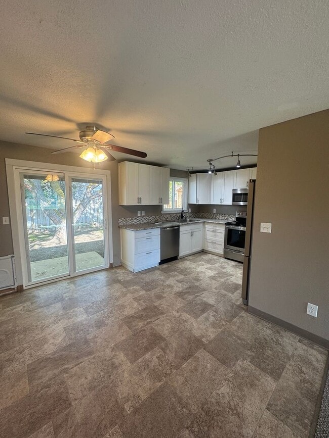 Building Photo - Move in special - $300 off first month's r...