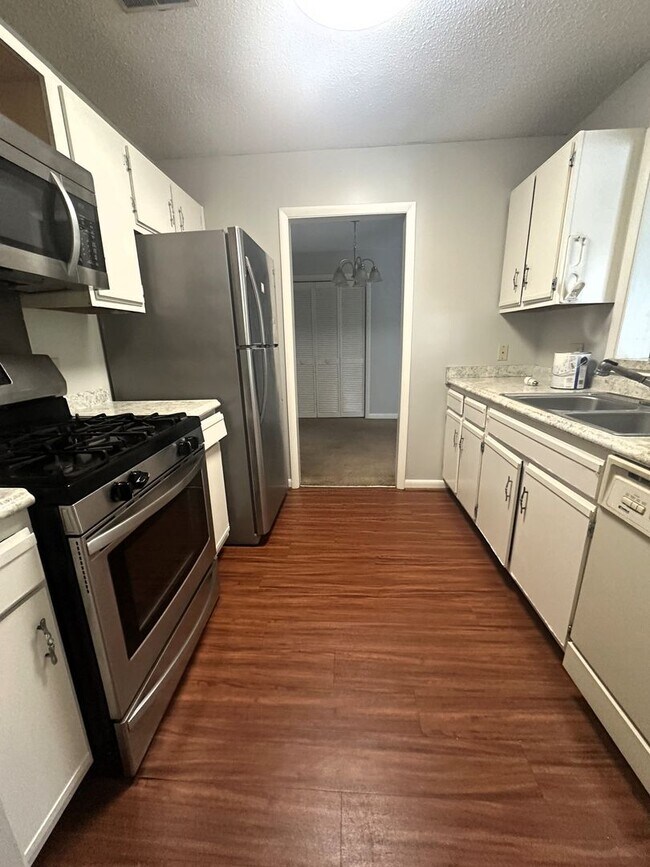 Building Photo - Sweetbriar Condos in North Raleigh - 2 bed...