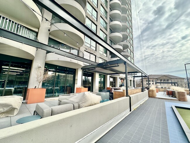 Building Photo - 2020 N Lincoln Park W