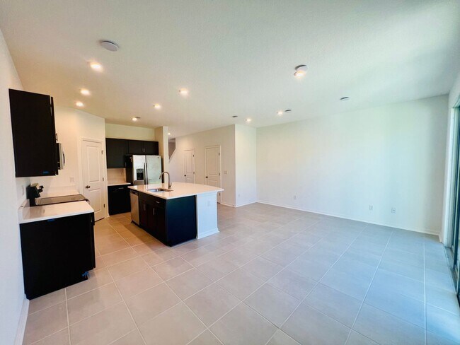 Building Photo - Beautiful 3 bedroom 2.5 bath Townhome!