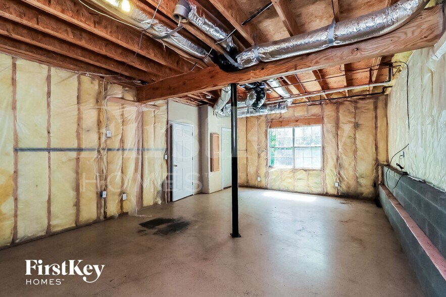 Building Photo - 7795 Poppy Dr